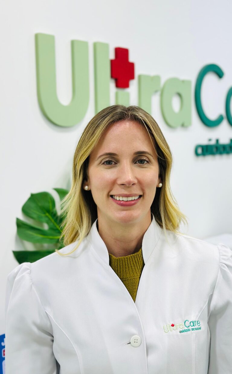 Dra. Flávia Borges, médica radiologista responsável pela core biópsia de mama na UltraCare