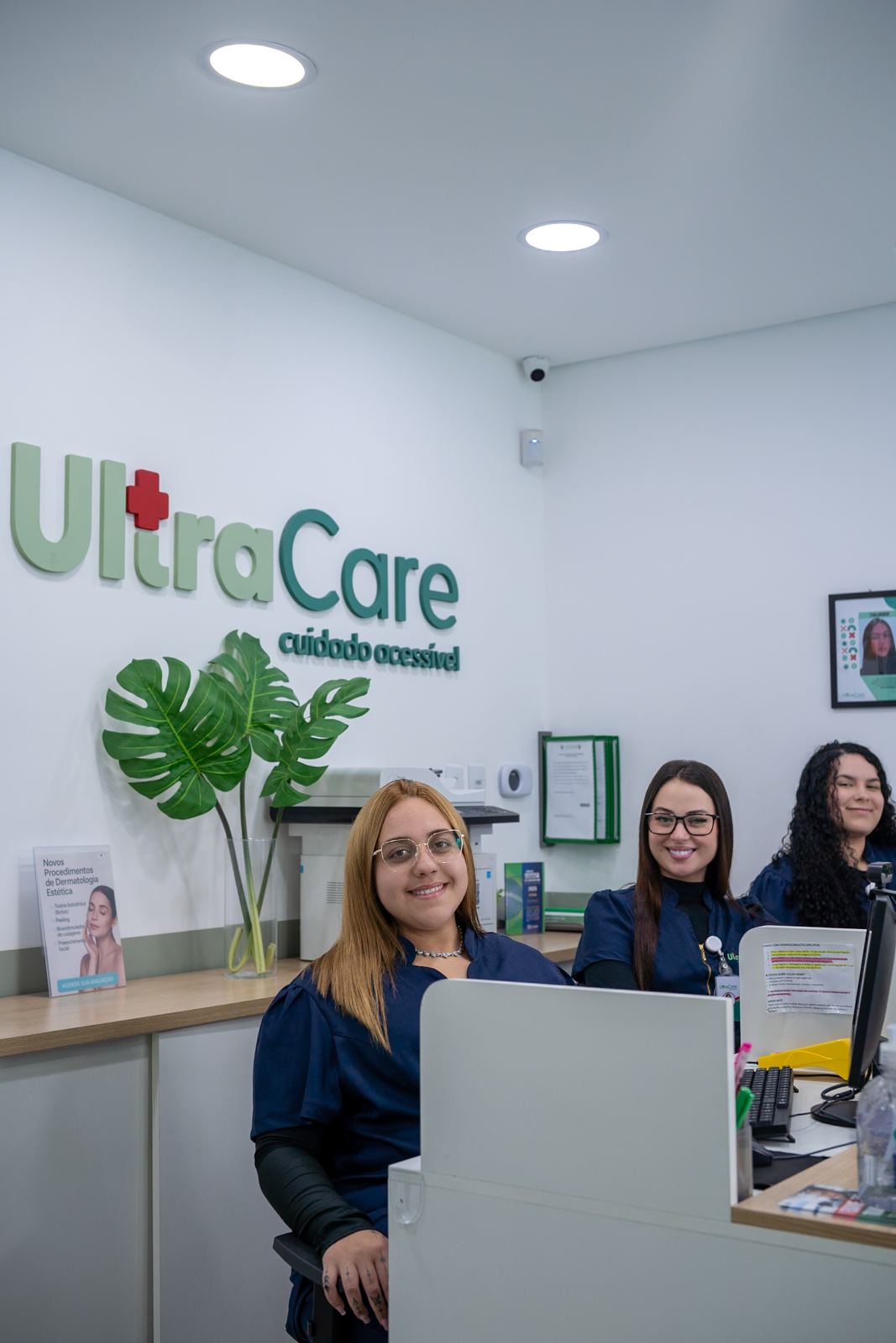 Equipe da recepção da Clínica UltraCare no Sacomã